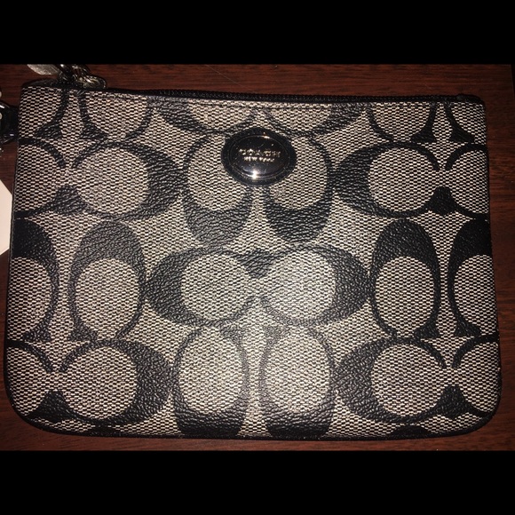 NWT Coach Peyton Signature Small Wristlet - Picture 2 of 4